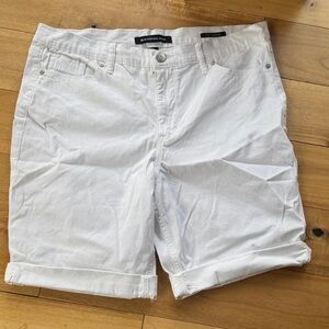 Bandolino Crisp‎ White Shorts women’s size 12
